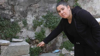 Annesinin yanındayken duvarın üzerindeki telefonu çaldı