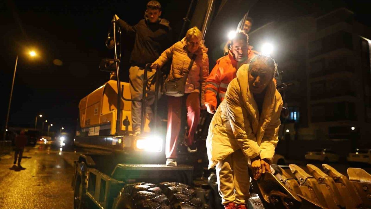 Antalya Büyükşehir Belediyesi 714 personelle hortum ve fırtınaya müdahale etti