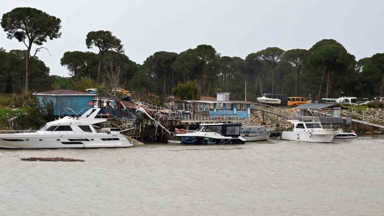 Antalya Valisi Şahin: "Seralar ciddi hasar gördü, bir kişi yaralandı"