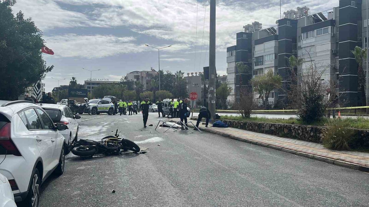 Antalya’da hafif ticari araç motosikletle çarpıştı: 1 ölü