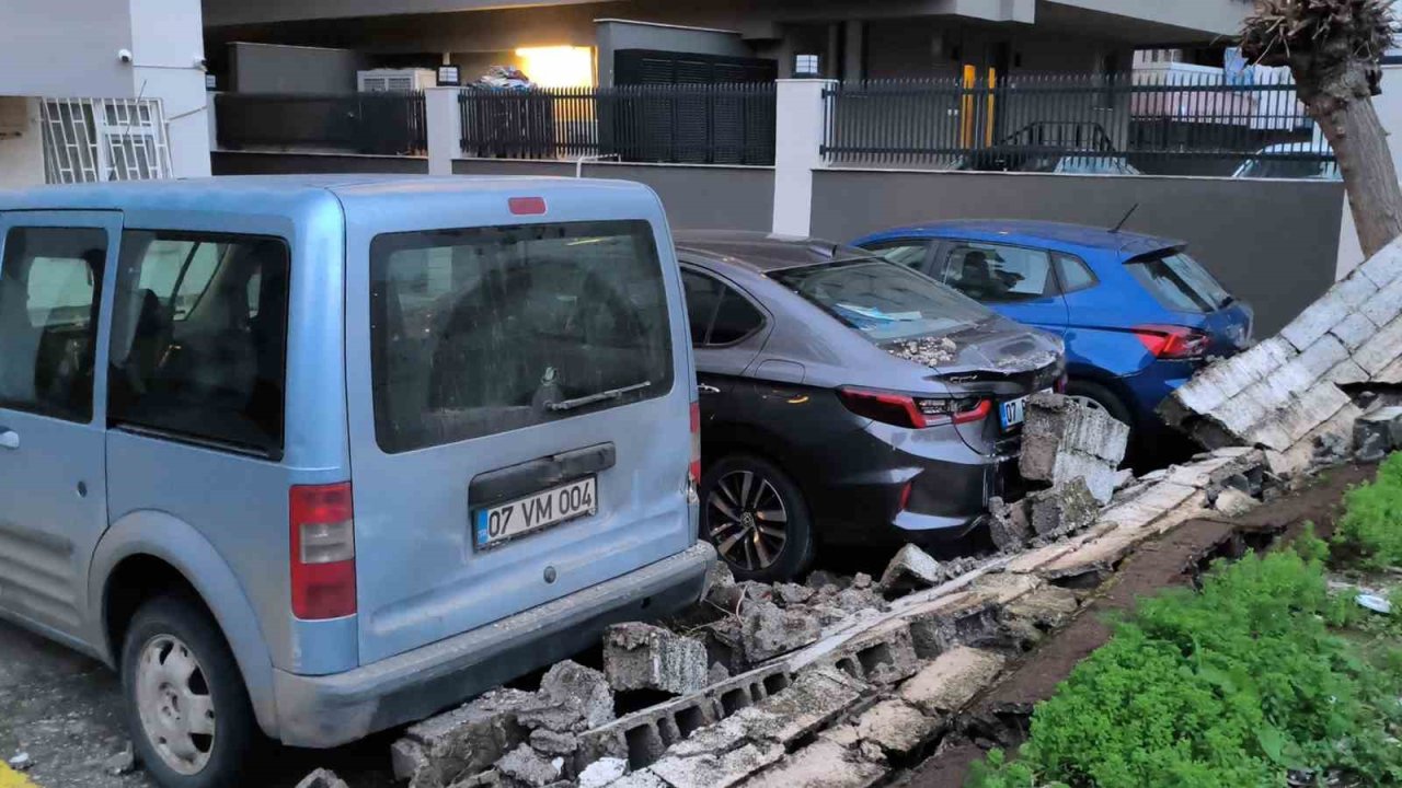 Antalya’da şiddetli rüzgarda halı sahanın tavanı çöktü