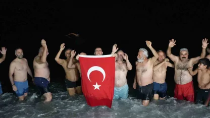 Antalya’de ritüel bozulmadı, deniz tutkunları 2026’ya da denizde girdi