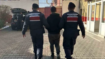 Aranan şahıslar jandarmadan kaçamadı