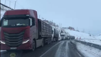 Ardahan’da ulaşıma kar ve tipi engeli