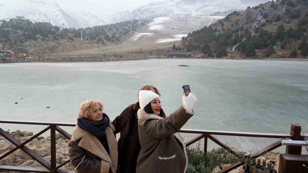 Ardıçlı Gölü buzla kaplandı