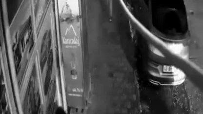 Arkadaşlarıyla şakalaşırken çarptığı camın kırılması ile iş yerinin içine düştü