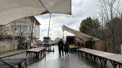 Arnavutköy’de fırtına pazarı vurdu, 08.00’den beri çadırı kuramadılar