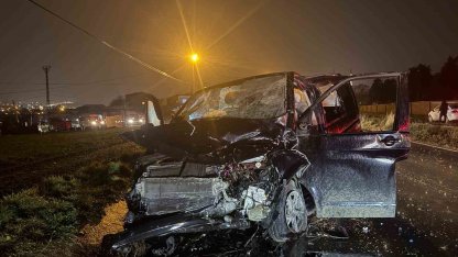 Arnavutköy’de İETT otobüsü hafif ticari araçla çarpıştı: 2 yaralı