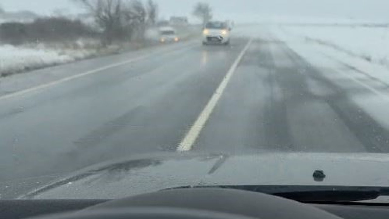 Arnavutköy’de kontrolden çıkan araç çayırlık alana uçtu: Kaza anı kamerada