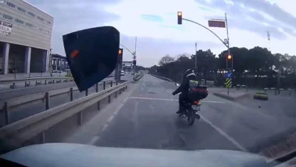 Arnavutköy’de yol verme tartışması kamerada: Kırmızı ışıkta aynayı kırdı
