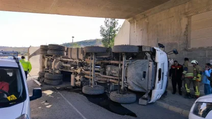 Arsuz’da hafriyat kamyonu devrildi