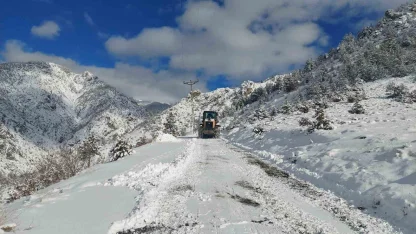 Artvin’de kar yağışı nedeniyle 34 köy yolu ulaşıma kapandı