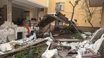 Ataşehir’de doğal gaz patlamasında sokak savaş alanına döndü: 1 yaralı