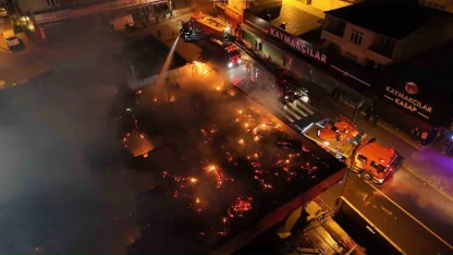 Ataşehir’de iki katlı binanın çatısında yangın