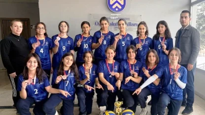 Atatürk Üniversitesi Vakıf Okulları küçük kızlar voleybol takımı il üçüncüsü oldu