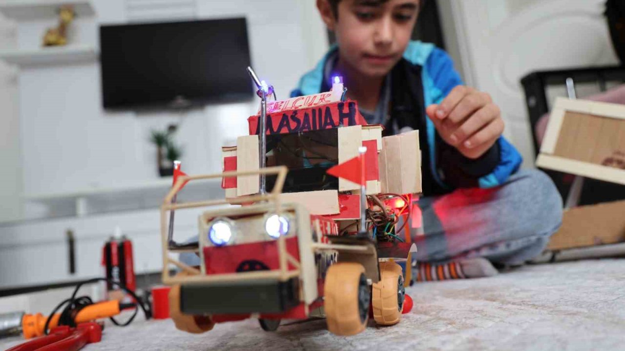 Atık malzemeler ve harçlığıyla traktör maketi üreten Selçuk, Selçuk Bayraktar’ı örnek alıyor