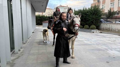 Atlarla geldiler: Film kostümüyle masal gibi nikah