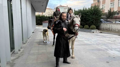 Atlarla geldiler: Film kostümüyle masal gibi nikah