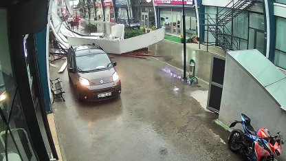 Avcılar’da fırtına iş yerinin çatısının uçma anı kamerada