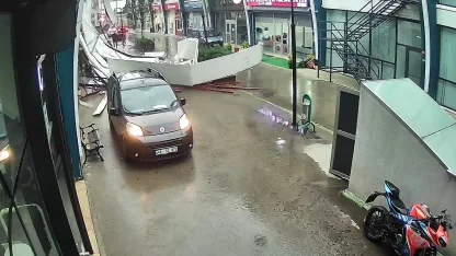 Avcılar’da fırtına iş yerinin çatısının uçma anı kamerada