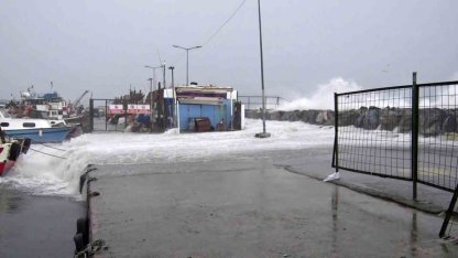 Avcılar’da metrelerce yükselen dalgalar mendireği böyle aştı