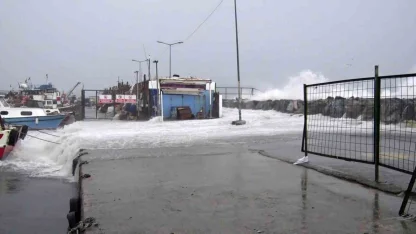 Avcılar’da metrelerce yükselen dalgalar mendireği böyle aştı
