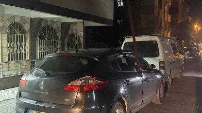 Avcılar’da şiddetli rüzgarda kopan 6 metrelik demir çubuk otomobile saplandı