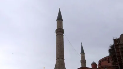 Ayasofya Camii’nin alemi şiddetli rüzgar nedeniyle düştü
