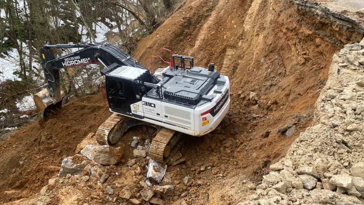 Aynı noktada 3 gün arayla heyelan meydana geldi