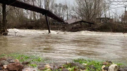 Ayvacık’ta şiddetli yağış: Çay ve dere taştı, yollar ve tarım arazileri sular altında kaldı