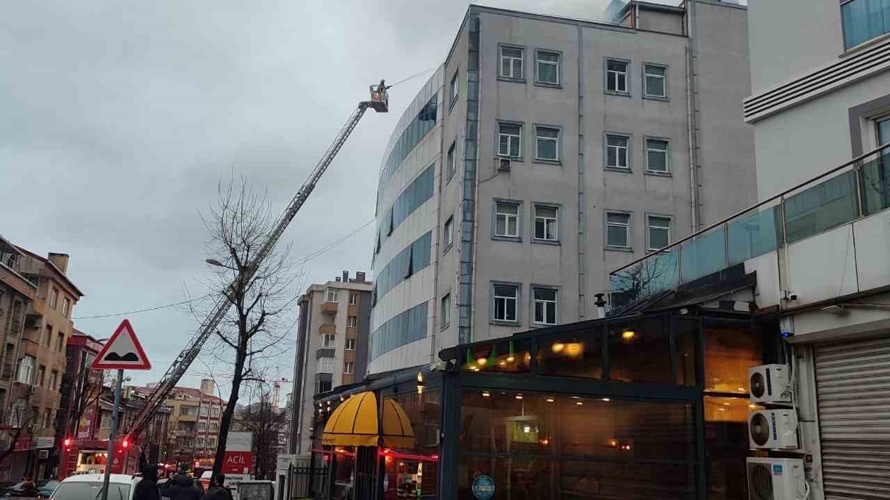 Bağcılar’da kapatılan hastanenin çatısında yangın