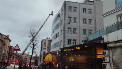 Bağcılar’da kapatılan hastanenin çatısında yangın