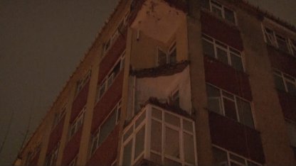 Bahçelievler’de daha önce boşaltılan binanın balkonu sağanak sonrası çöktü