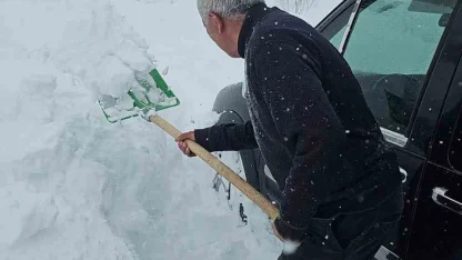 Bahçesaray’da çığ faciası son anda atlatıldı: Araçtaki aile ölümden döndü