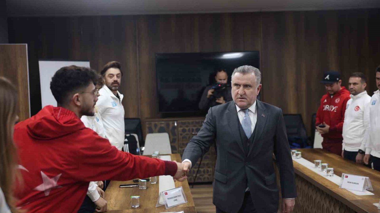 Bakan Bak 2026 Kış Olimpiyatları’na katılacak milli sporcuları kabul etti