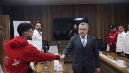 Bakan Bak 2026 Kış Olimpiyatları’na katılacak milli sporcuları kabul etti