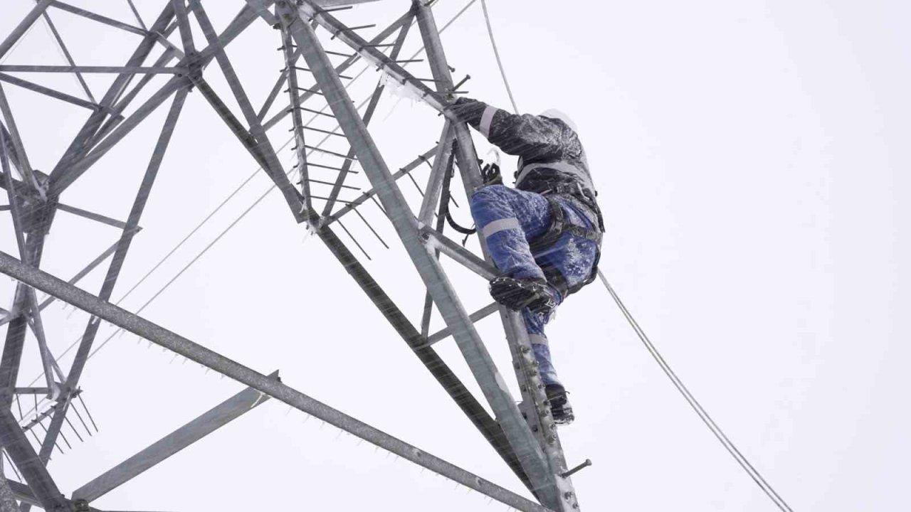 Bakan Bayraktar: "Vatandaşlarımıza kesintisiz enerji akışı sağlamak için ekiplerimiz 7 gün 24 saat sahada"