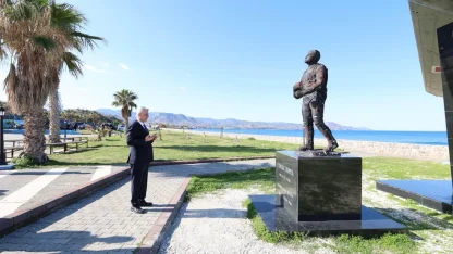 Bakan Bolat, KKTC’de şehit Yüzbaşı Cengiz Topel’in anıtını ziyaret etti