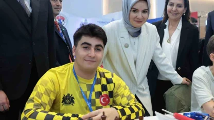 Bakan Göktaş, Türkiye Yıldızlar Satranç şampiyonu olan Topuz’u tebrik etti