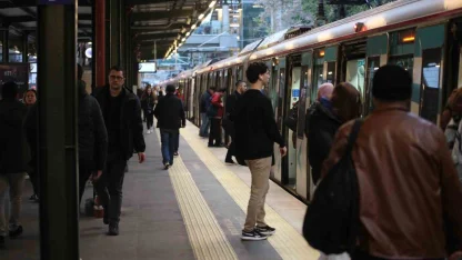 Bakan Uraloğlu: "2025 yılında yüksek hızlı, anahat, bölgesel ve kent içi hatlarda yaklaşık 283 milyon yolcumuza konforlu ve güvenli ulaşım imkânı sağladık"