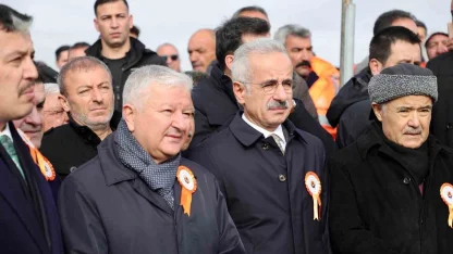 Bakan Uraloğlu: "Bölünmüş yol ağını 30 bin kilometrenin üzerine çıkarmanın gururunu yaşıyoruz"