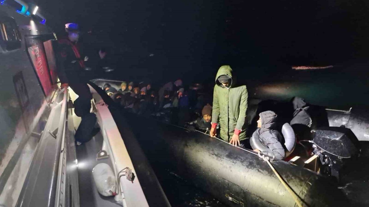 Balıkesir açıklarında 3’ü çocuk 29 göçmen yakalandı