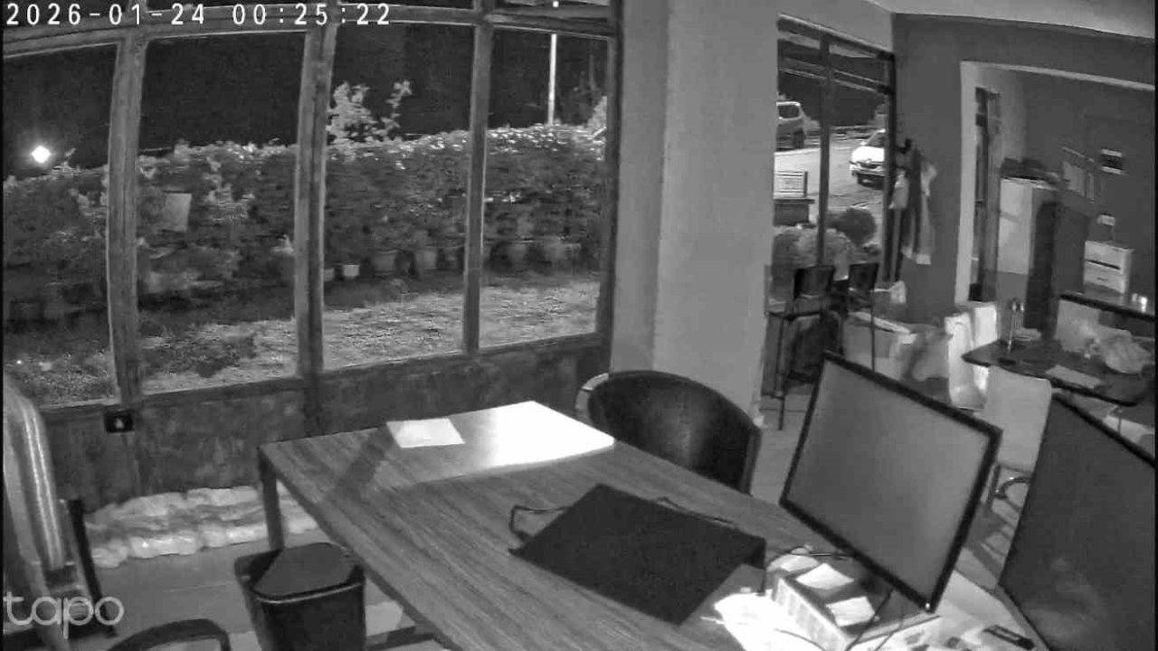 Balıkesir’de meydana gelen deprem Bursa’da işyerinin kamerasına yansıdı