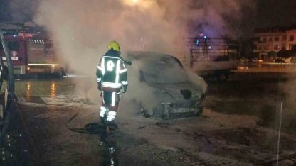 Balıkesir’de park halindeki ticari araç yandı