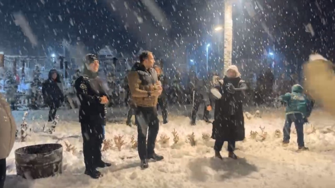 Bartın’da ilçe protokolü vatandaşlarla kartopu oynadı