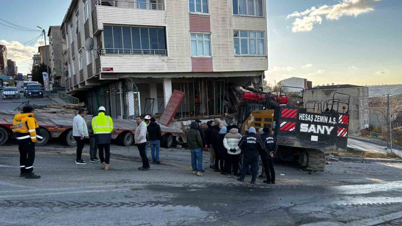 Başakşehir’de binaya saplanan vincin çıkartılma çalışmaları 5 saattir devam ediyor