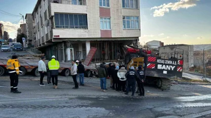 Başakşehir’de binaya saplanan vincin çıkartılma çalışmaları 5 saattir devam ediyor