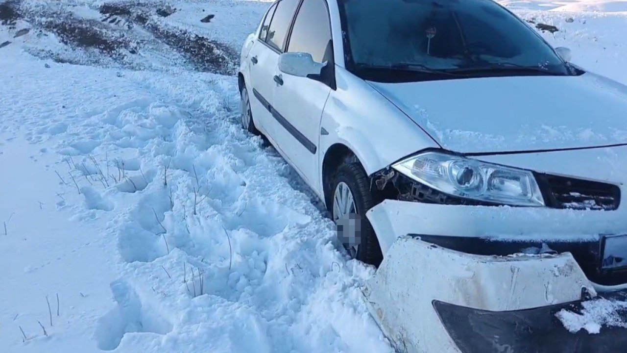 Başkale’de otomobil şarampole düştü