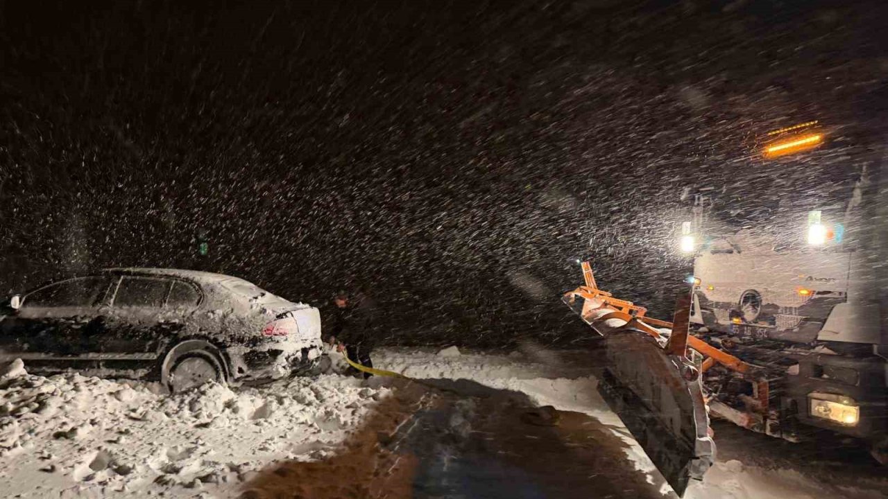 Başkale’de yoldan çıkan otomobil kara saplandı