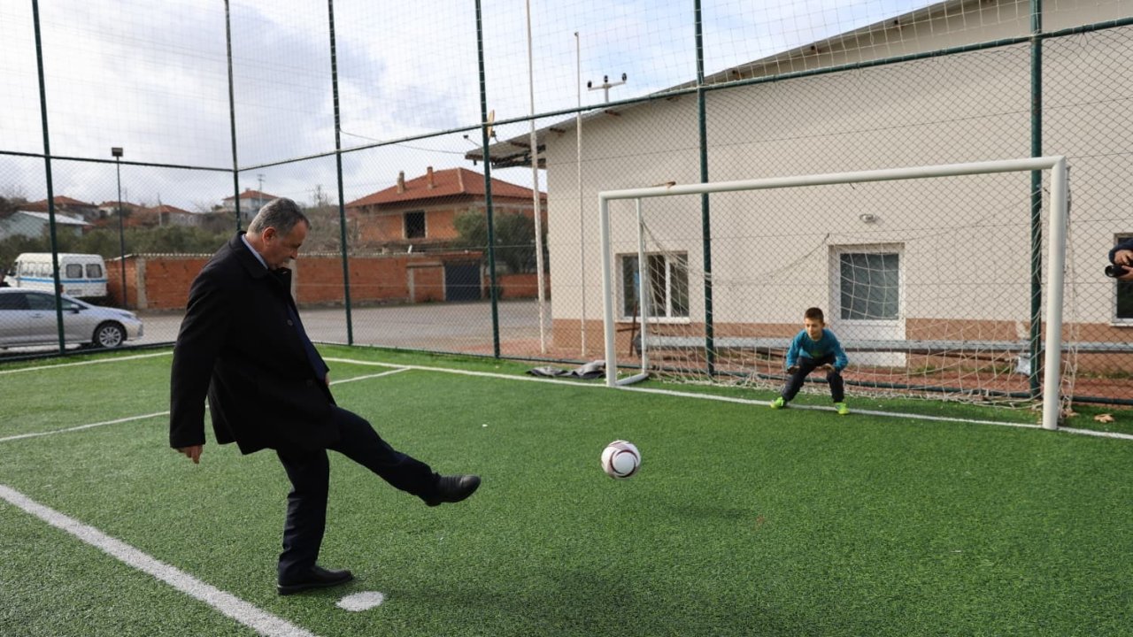 Başkan Balaban maç yapan çocukların eğlencesine ortak oldu